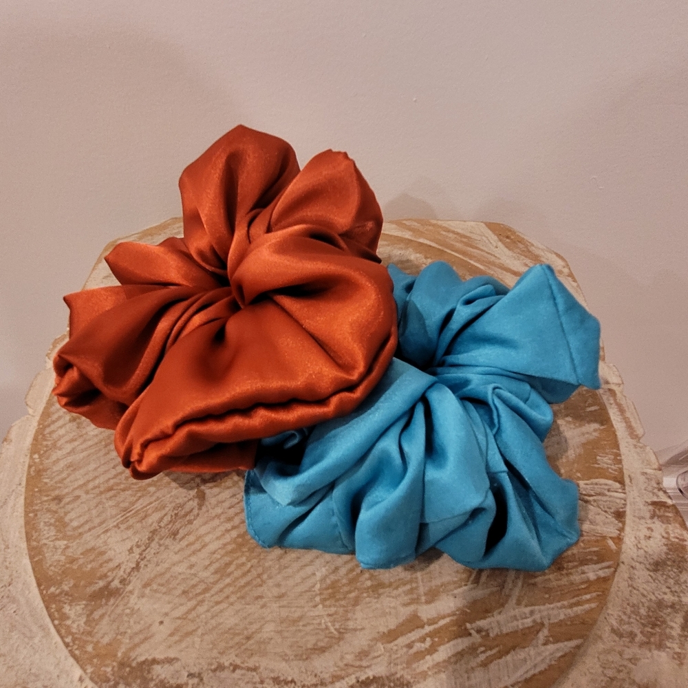 Set of 2 satin scrunchies